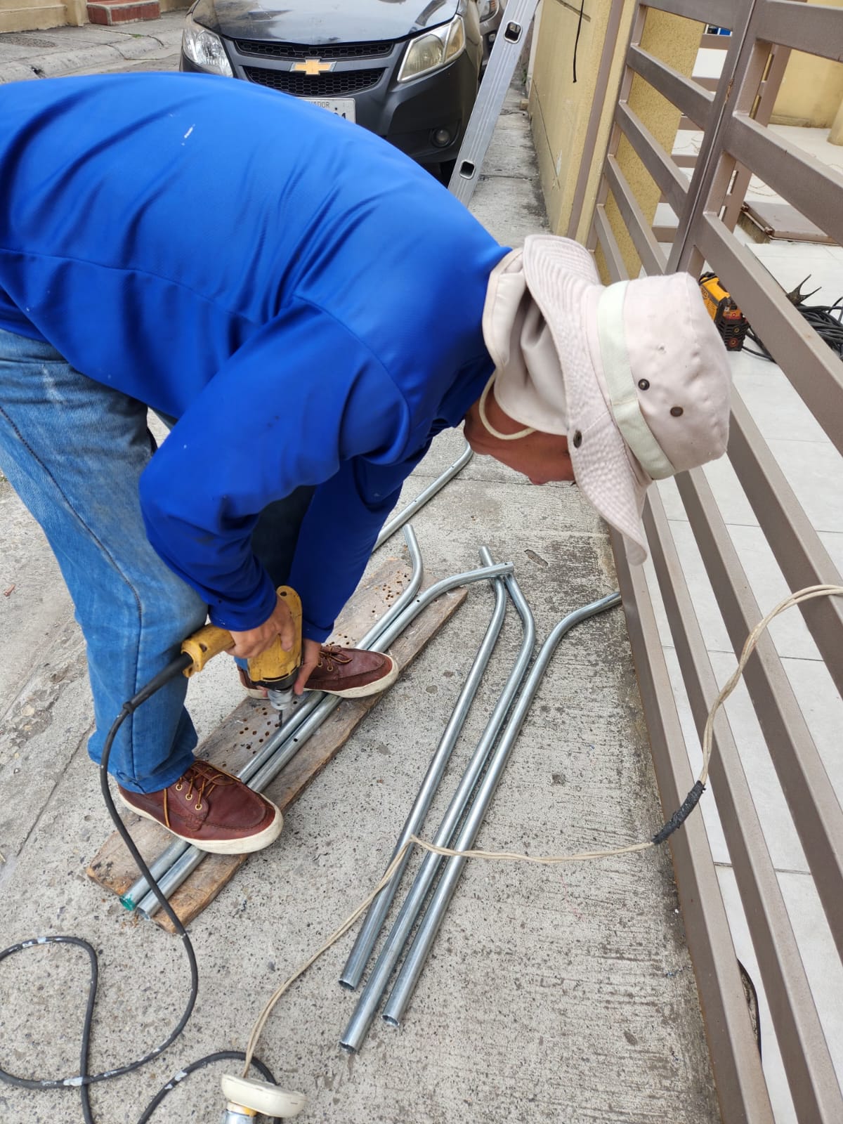 Técnico realizando montaje de cerco eléctrico